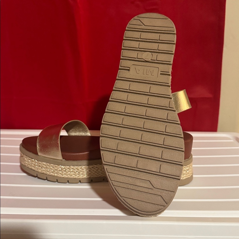 MIA Kenji Gold Platform Sandals - size 7 - Picture 5 of 5